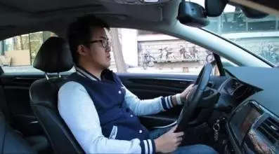 开车陋习整治：脚伸窗外玩手机驾驶趋势预测